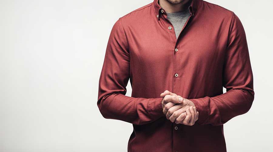 גבר חוכך ידיו