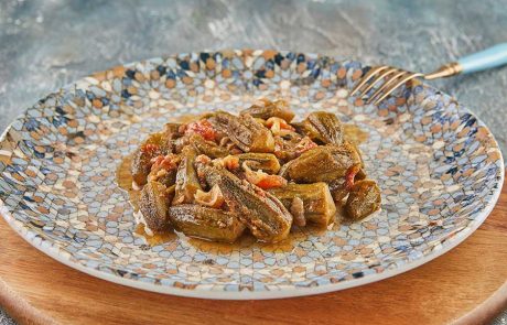 תבשיל במיה עם עגבניות