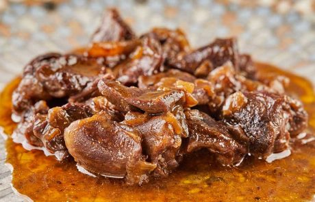 תבשיל של לבבות עוף עם שום שחור