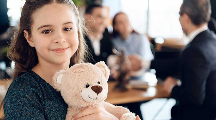 ילדה מחזיקה דובי