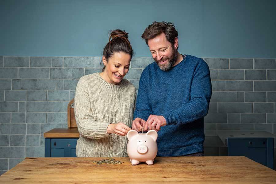 זוג מכניס כסף לקופה ענבל יפת