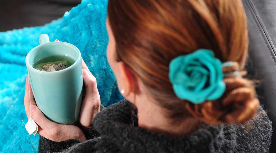 אישה עם ספל שתיה