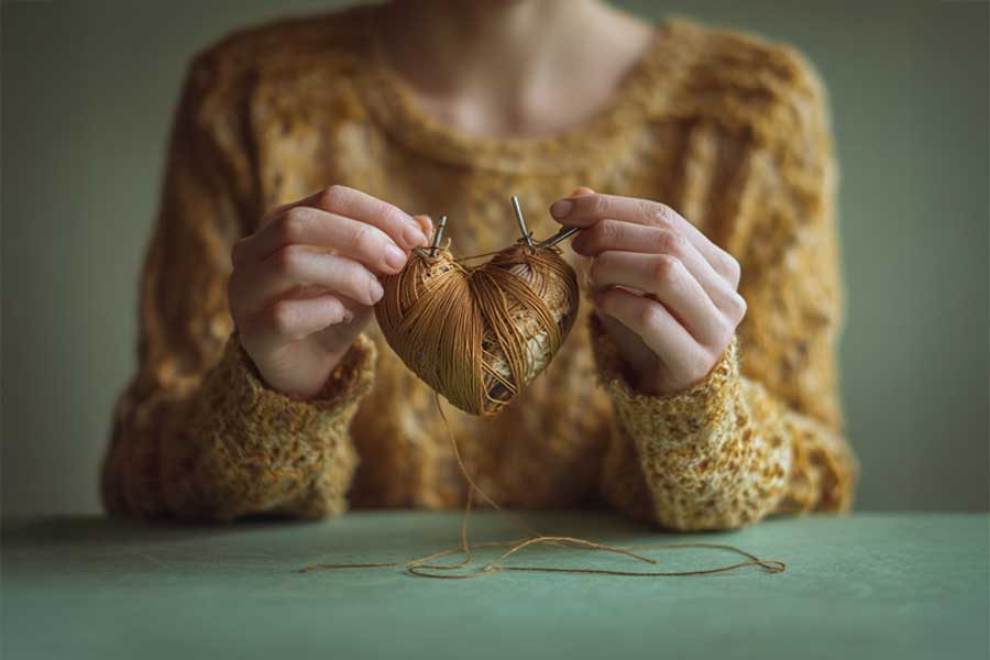 אישה מתקנת לב אסתר בוטביקה