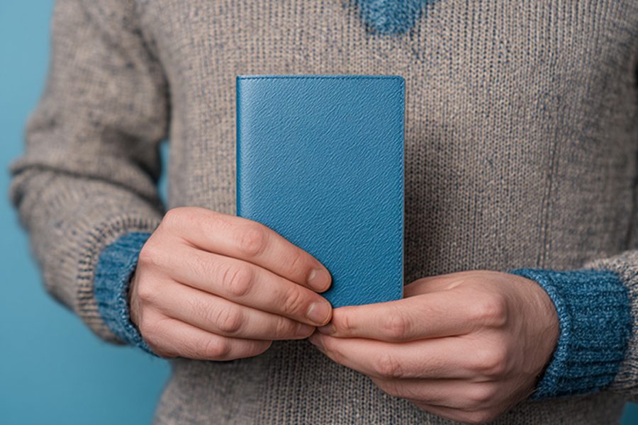 איש מחזיק תעודה עו״ד ארמן חומנקר