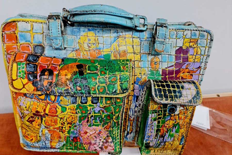 מזוודה מאויירת בצבעוניות - תערוכת מזוודות