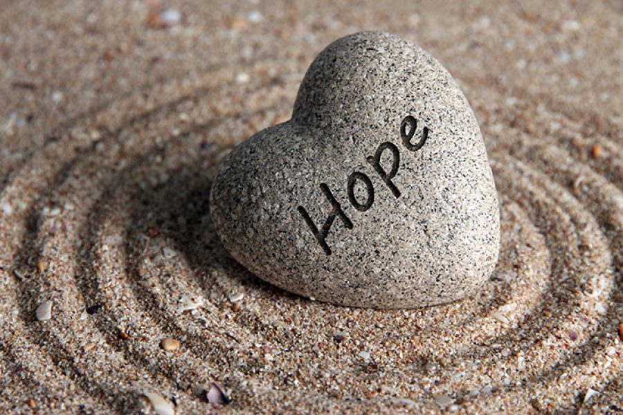 אבן בצורת לב עם כיתוב תקווה